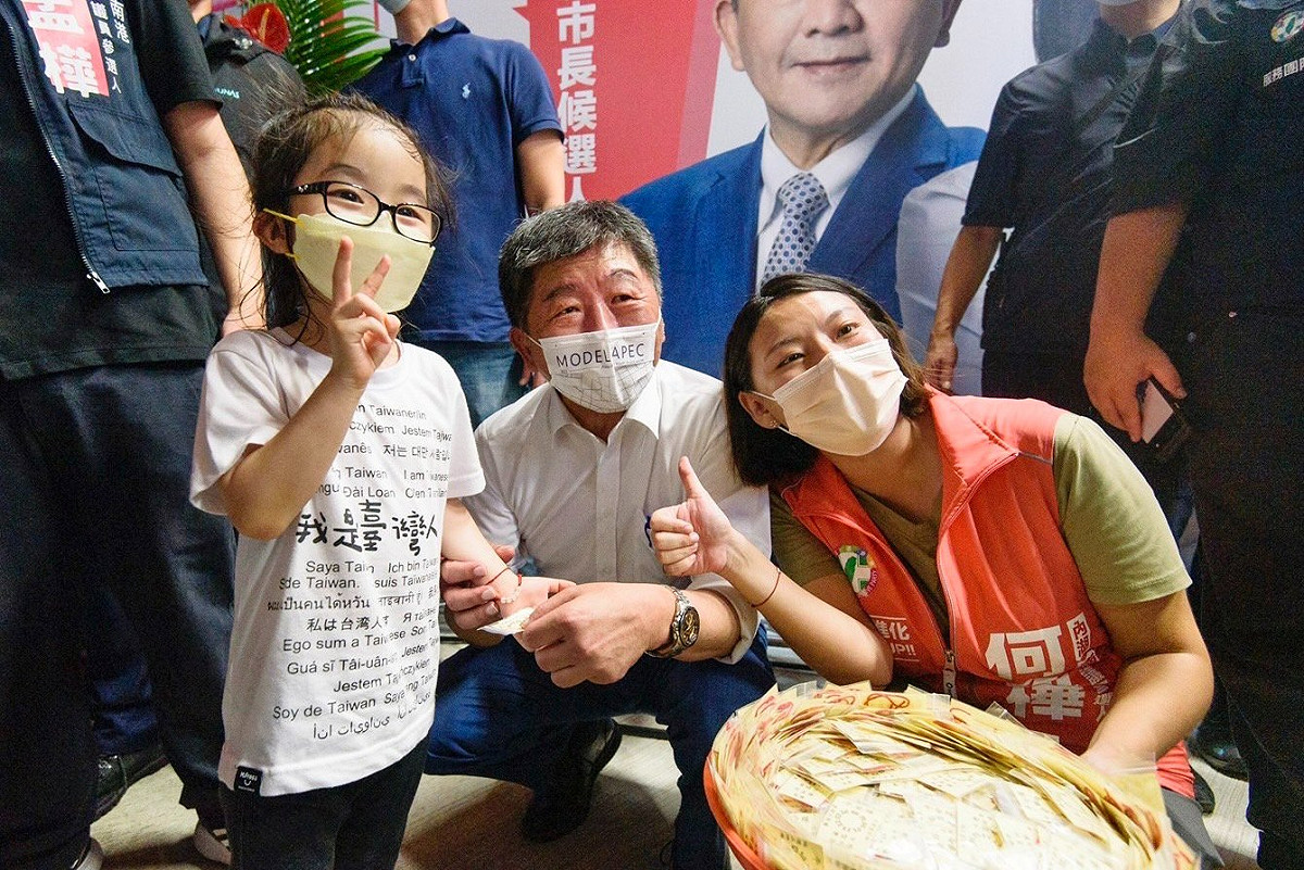 民進黨台北市長參選人陳時中（中）老少通吃，人氣爆棚，他的年齡意外被提出，引起外界熱議。 圖：翻攝自陳時中臉書