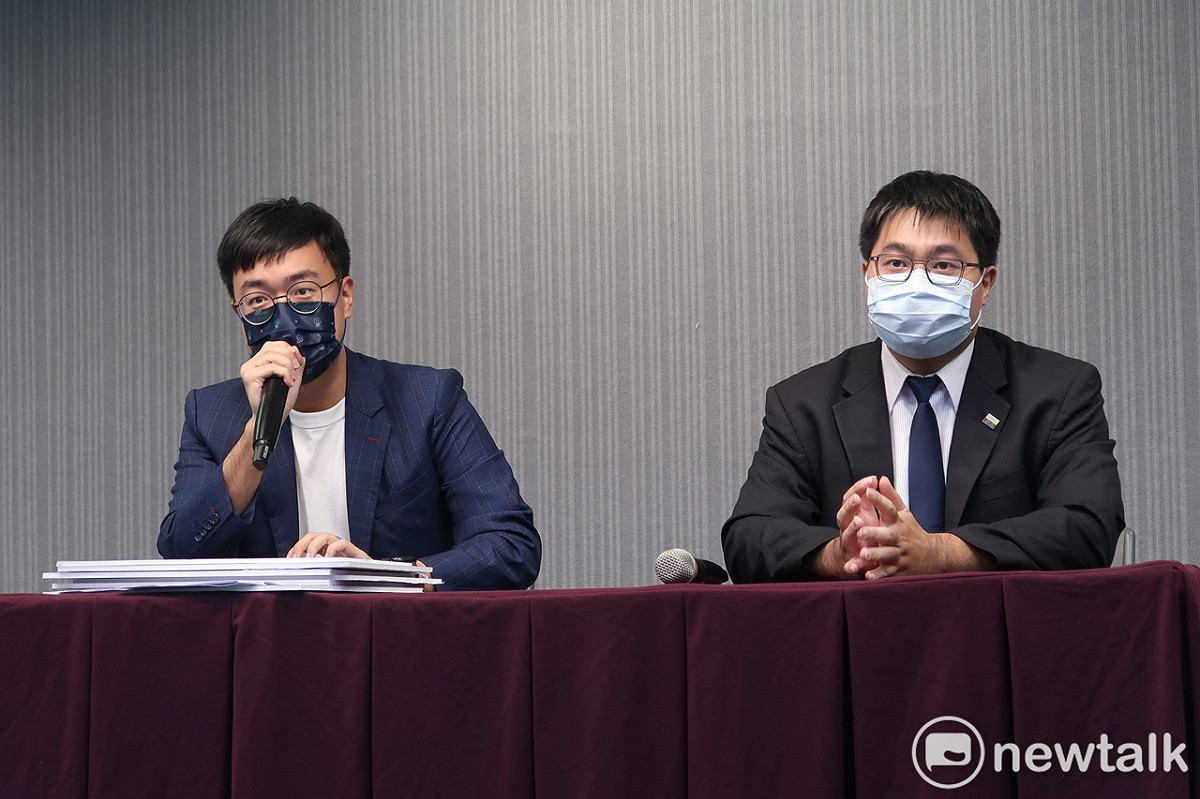 林智堅辦公室發言人黃韋鈞（左）及律師黃帝穎說明林智堅的碩論才是原創。 圖：林朝億/攝