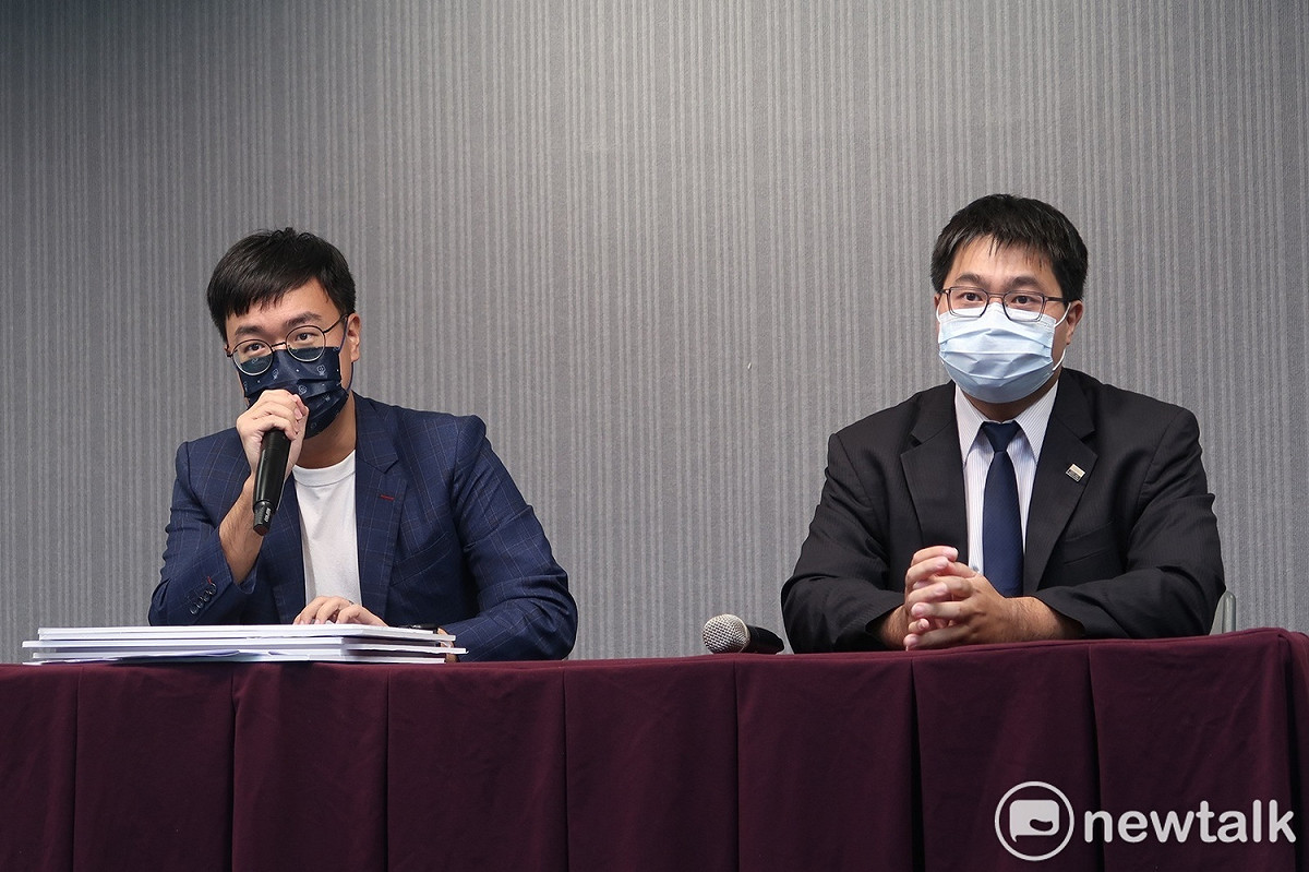 林智堅陣營發言人黃韋鈞（左）與律師黃帝穎。 圖：林朝億/攝