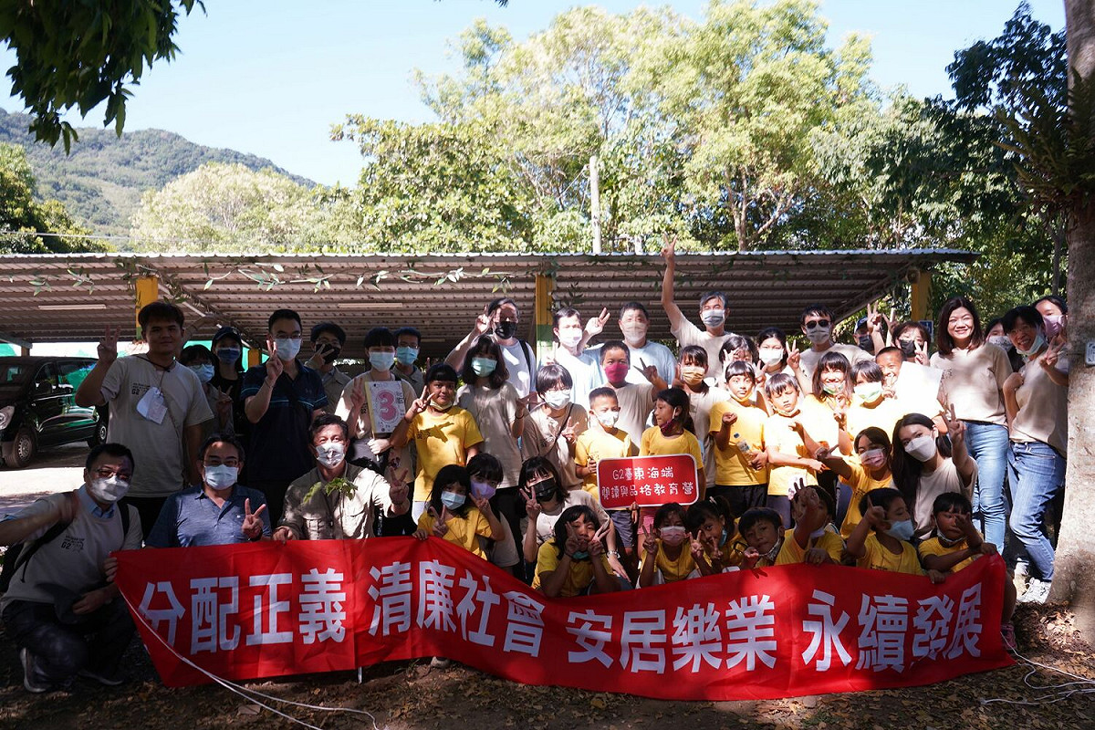 7月22日城鄉局政風室主任聞其聲參與台藝大「國際紅豆社」於台東縣海端鄉錦屏國小營隊活動，扎根「分配正義，清廉社會」之理念。 圖：新北市城鄉局提供