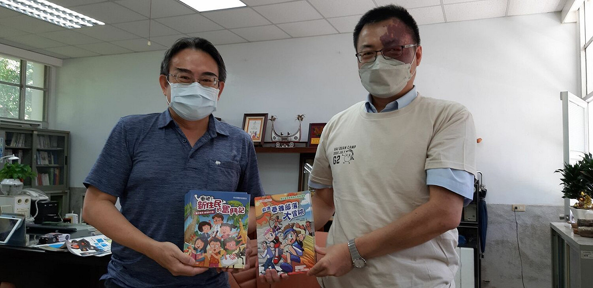 錦屏國小校長黃俊瑋接受聞其聲所轉贈政風處出版之學童誠信品格教育書籍。 圖：新北市城鄉局提供