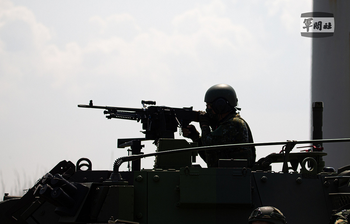 漢光38號演習，陸軍裝甲第586旅CM34及CM32八輪甲車支援第一線守備部隊，執行反擊作戰。 圖：軍聞社