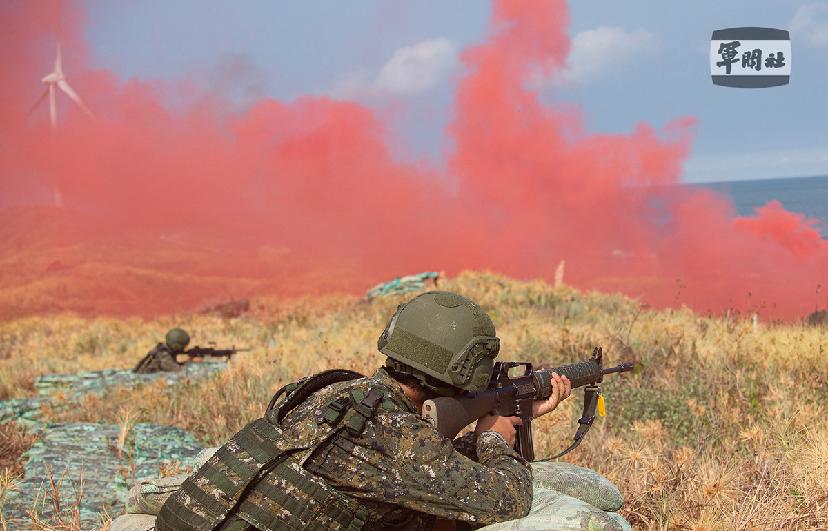 漢光38號演習，陸軍步兵302旅教召員擔任濱海城鎮守備部隊，對敵發起執行逆襲作戰。 圖：軍聞社