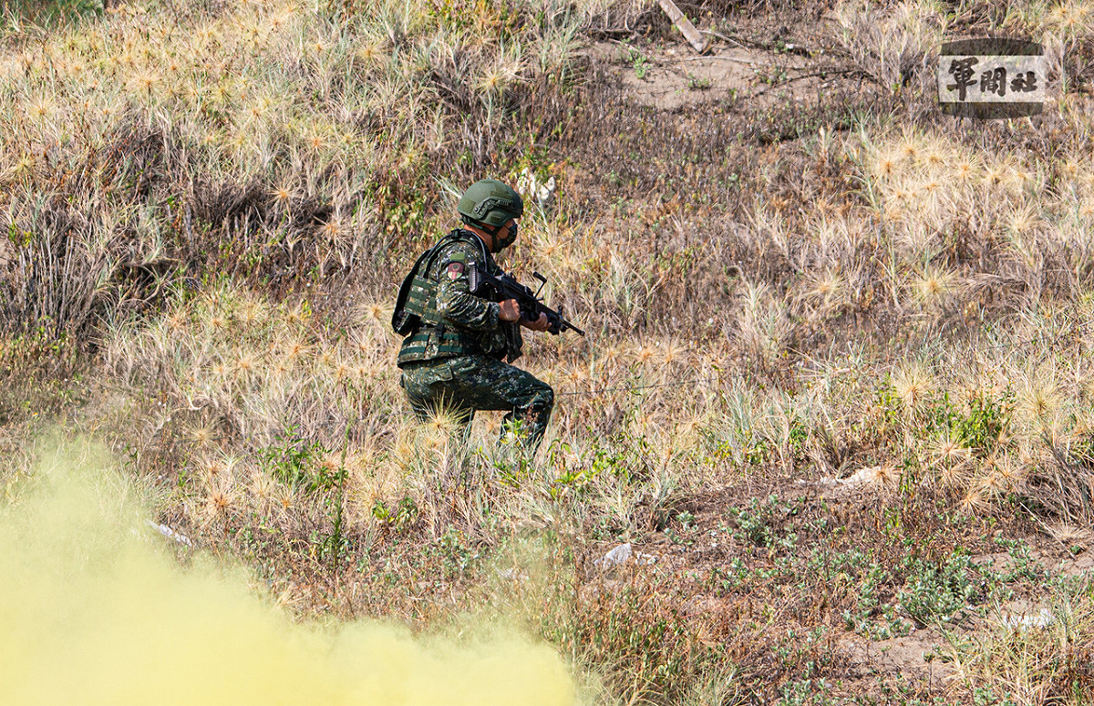 漢光38號演習，陸軍步兵302旅教召員擔任濱海城鎮守備部隊，對敵發起執行逆襲作戰。 圖：軍聞社