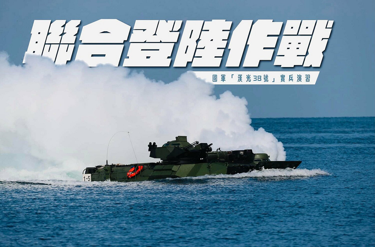 國軍今日在屏東縣枋山加祿堂海灘實施聯合登陸作戰操演。 圖：翻攝自國防部發言人 臉書
