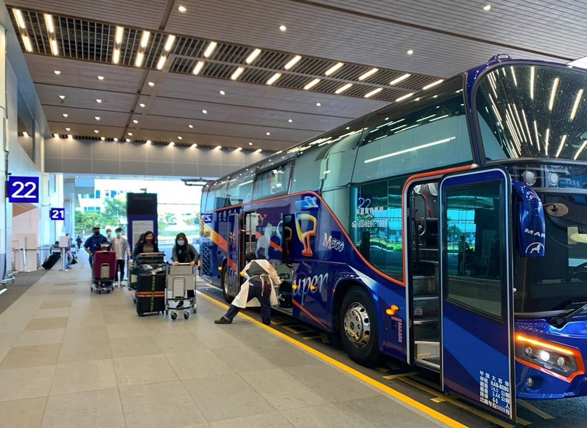 自8月1日起，桃園國際機場防疫巴士免費開放入境旅客搭乘。 圖：桃園機場公司 / 提供