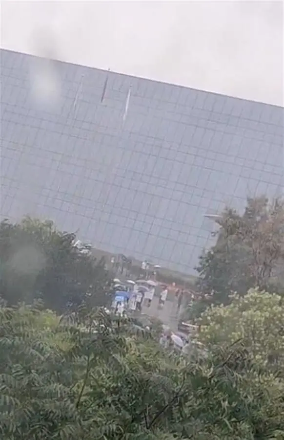 今（28）日天津市濱海新區中關村飄出陣陣濃厚刺鼻氣味，有網傳消息稱該不明氣體是為當地科技園區實驗室爆炸所外洩，引發不小恐慌。 圖：截自微博