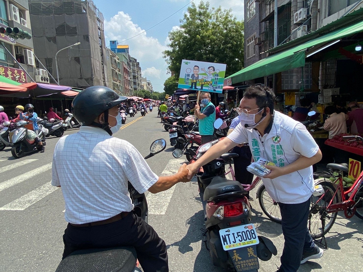 黃彥毓(右)勤跑其層拜票。 圖：黃彥毓提供