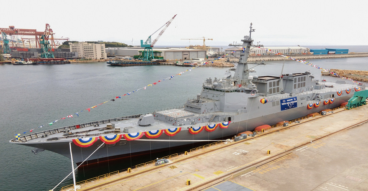 南韓軍方28日為新一代神盾驅逐艦「正祖大王」號（DDG-995）舉行下水儀式。該艦裝備了新式神盾飛彈防禦系統，提高了對彈道飛彈的探測及追蹤能力。 圖：擷取自推特
