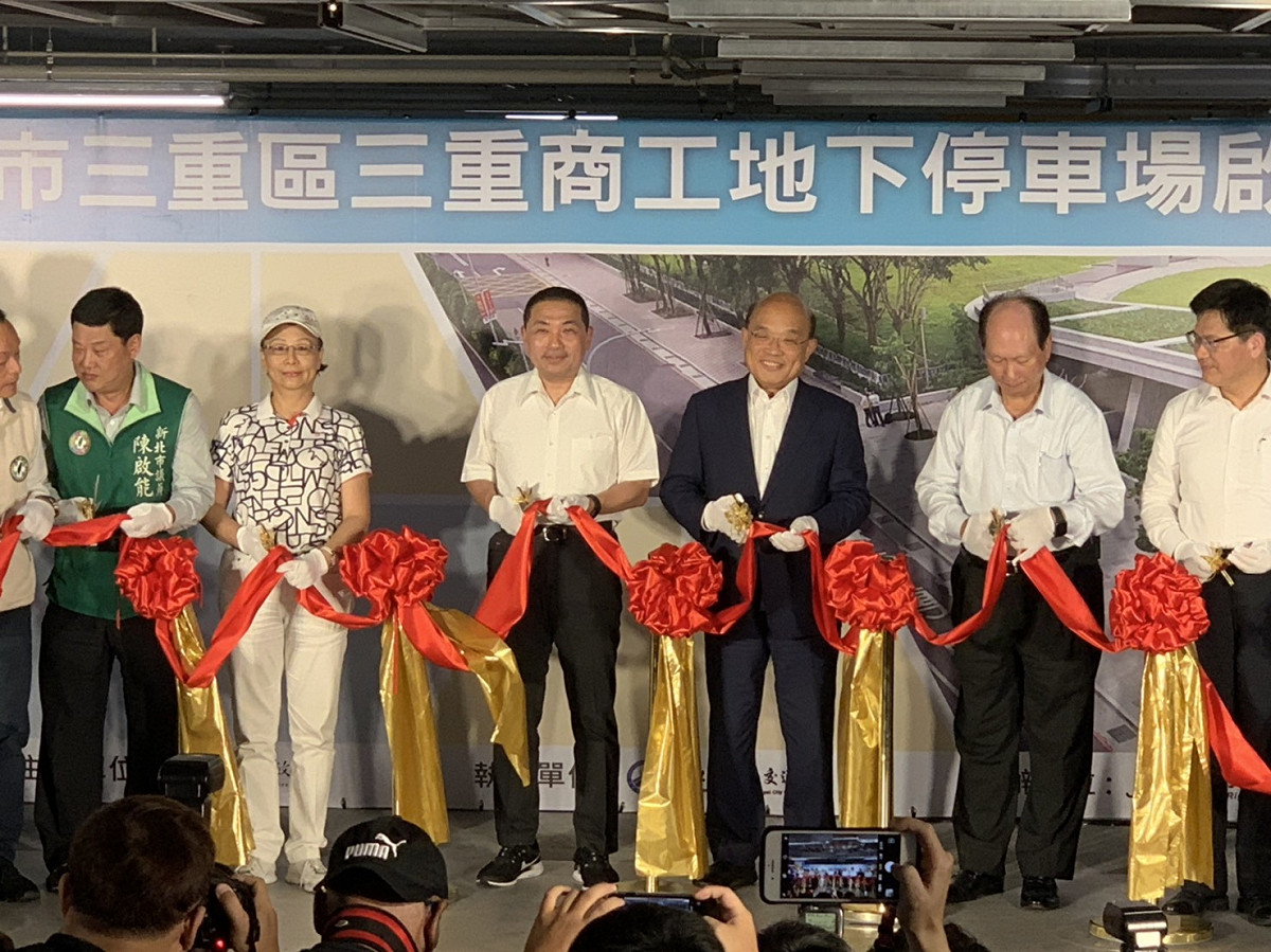 108年7月30日三重商工地下停車場完工啟用典禮上，蘇院長和林前部長兩人開心剪綵，收割成果。 圖：新北市交通局提供