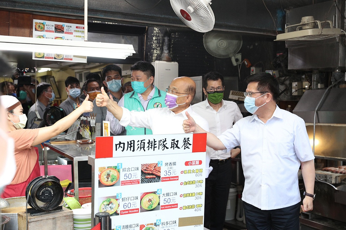 民進黨新北市長參選人林佳龍今(28)日傍晚，和行政院長蘇貞昌、民進黨新北市立委和多位議員、議員參選人相約板橋老字號美食「油庫口麵線」，一同品嚐飄香 36 年的在地美食。 圖：林佳龍競選辦公室提供