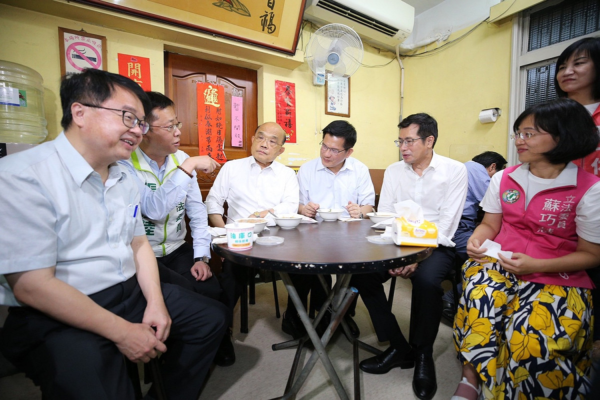 傍晚「吃麵線」陣容浩大，包括立委張宏陸、羅致政、蘇巧慧、吳秉叡，新北市議員何博文、陳啟能、王淑慧、黃俊哲、戴瑋姍，市議員參選人山田摩衣、石一佑、黃淑君都到場陪同。 圖：林佳龍競選辦公室提供