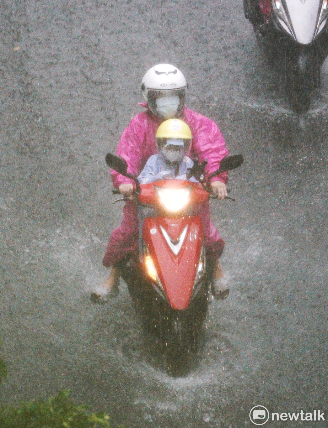 氣象專家吳德榮表示，今起受到季風環流影響，各地要留意較大雨勢。 圖：新頭殼資料照/張良一攝