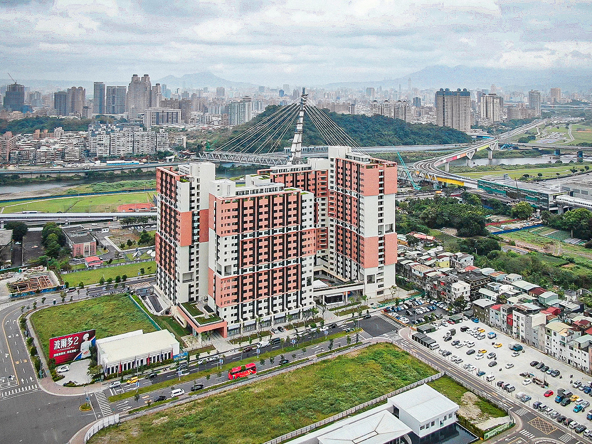 新北市政府自行興辦已落成招租的新店央北社宅。  圖：新北市城鄉局提供
