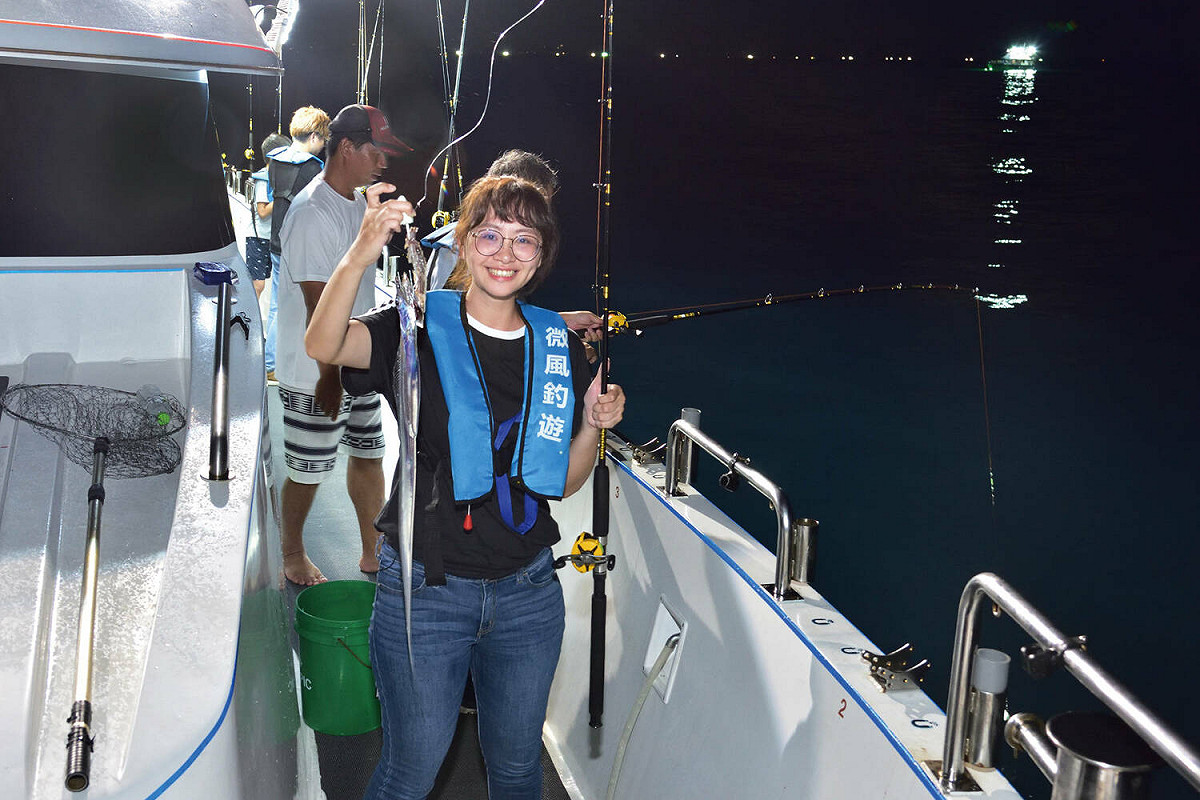 搭乘娛樂漁船體驗夜間海釣。