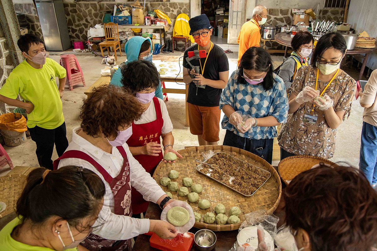 特色茶粿DIY體驗，讓遊客做得好開心。
