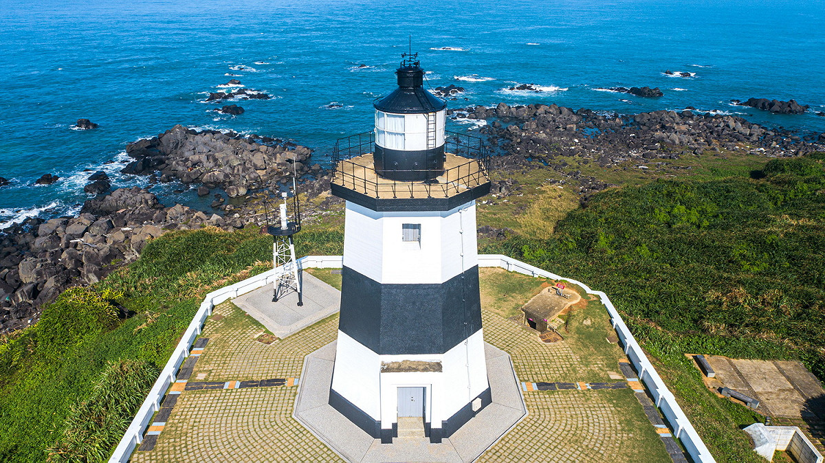 富貴角燈塔有著黑白相間的外型，佇立海岬，從步道望去就能感受時代意義。
