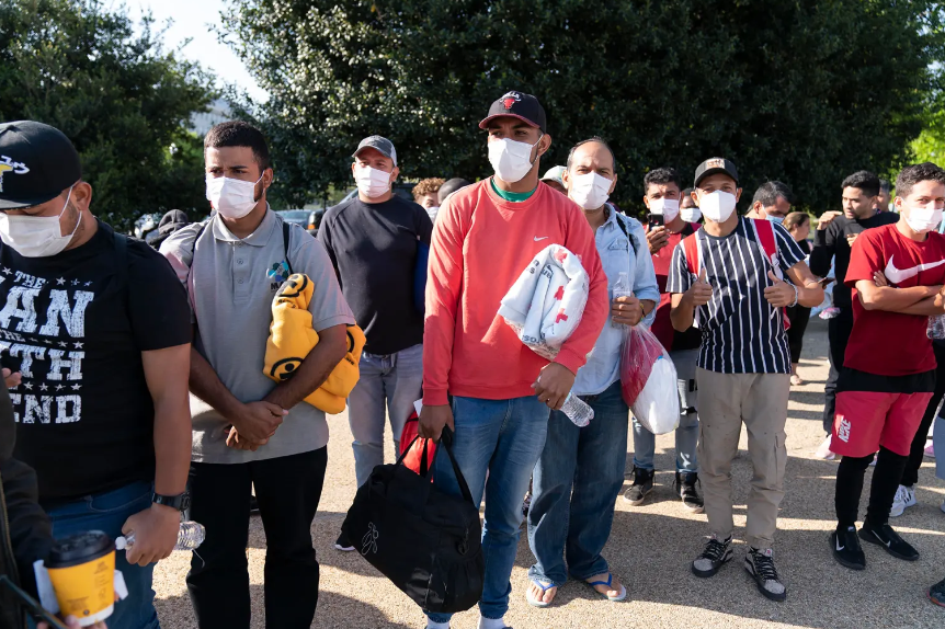 大批非法移民湧入華盛頓哥倫比亞特區。 圖：翻攝自環球網