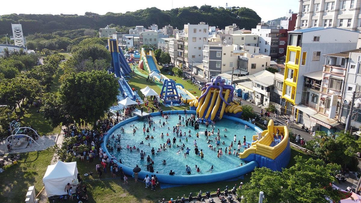 高市觀光局推出的戲水氣墊，