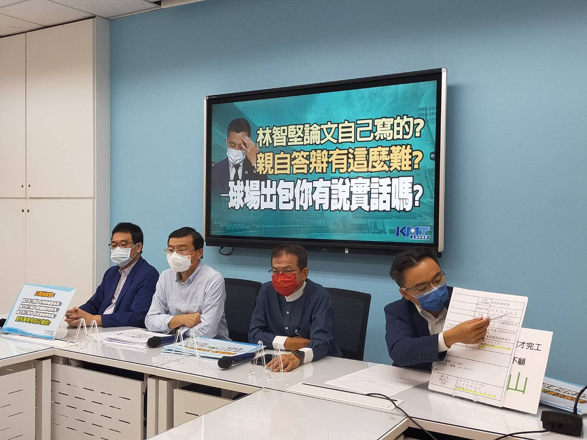 國民黨立委洪孟楷（圖右一）指新竹棒球場原定今年底才完工開打，卻在今年7月在施工不完善的情況下，就被批准提前使用。 圖：國民黨立法院黨團/提供