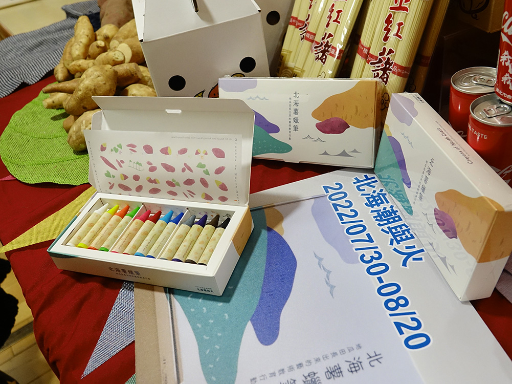 朱銘美術館推出的甘藷製天然蠟筆進行DIY彩繪體驗。 圖：金山區公所提供