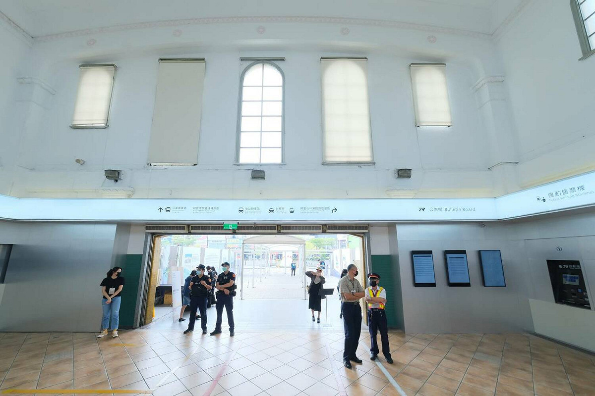 台鐵自12月起開放9家支付業者臨櫃支付。(圖為嘉義火車站售票大廳) 圖：交通部台灣鐵路管理局 / 提供