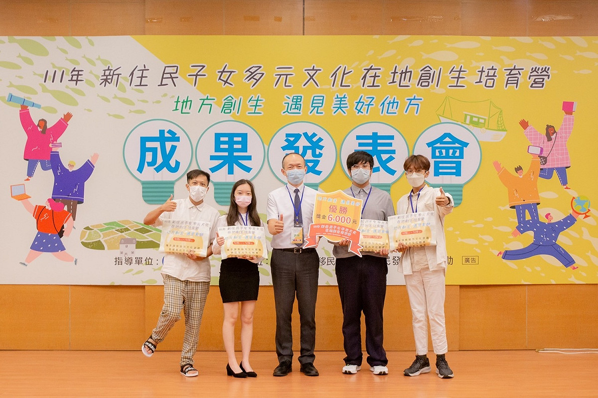 移民署謝文忠主任秘書頒發優勝獎項予獲獎學員。 圖：移民署提供