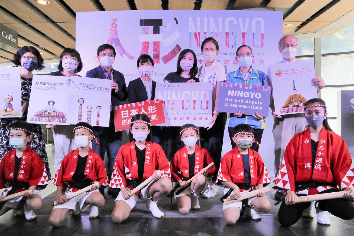 陶博館與日本國際交流基金會、日本台灣交流協會合作推出「人形NINGYO：日本人形的藝術與美」，今日上午舉辦開幕活動。 圖：鶯歌陶瓷博物館提供