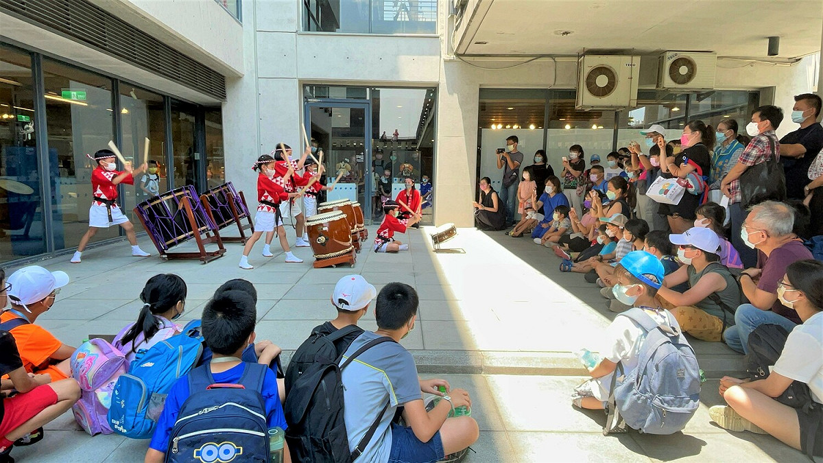 展覽開幕活動，台日籍小朋友帶來太鼓演出，祝福大家幸福快樂。 圖：鶯歌陶瓷博物館提供