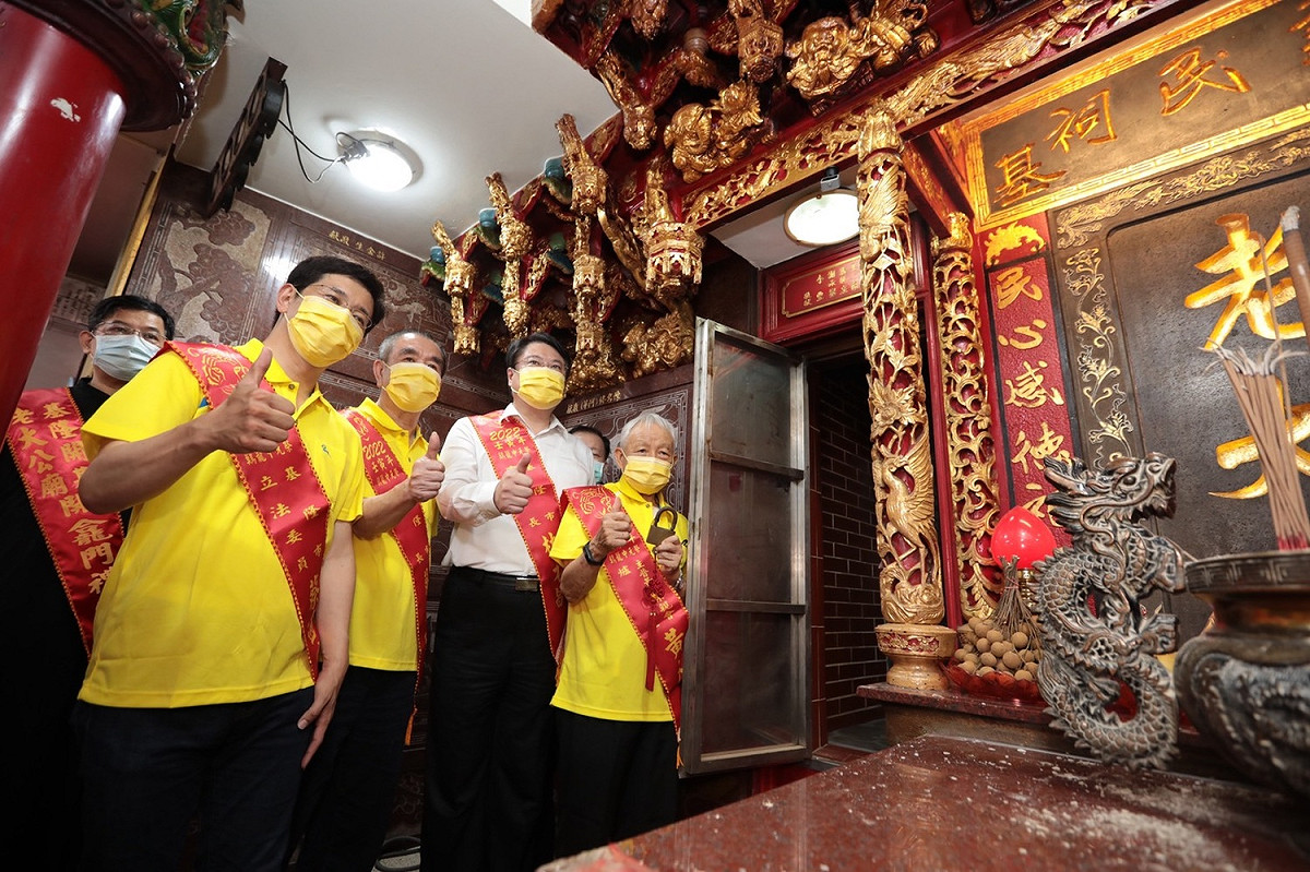 今年爐主黃大銘（右一）、基隆市長林右昌（右二）、基隆市議長蔡旺璉（左二）與立委蔡適應（左一）共同開龕門。 圖：基隆市政府/提供