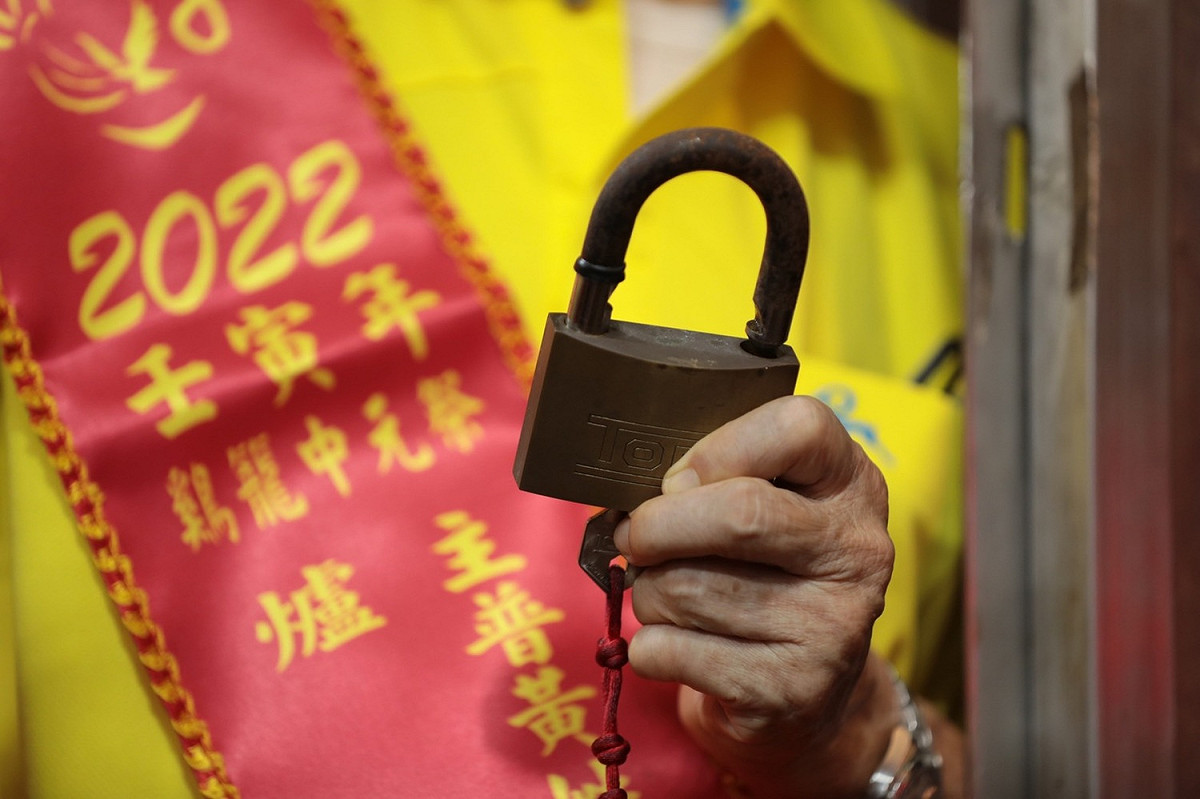 輪值主普黃姓宗親會與基隆市長林右昌等人，於今日下午展開俗稱「開鬼門」的開龕門儀式。 圖：基隆市政府/提供