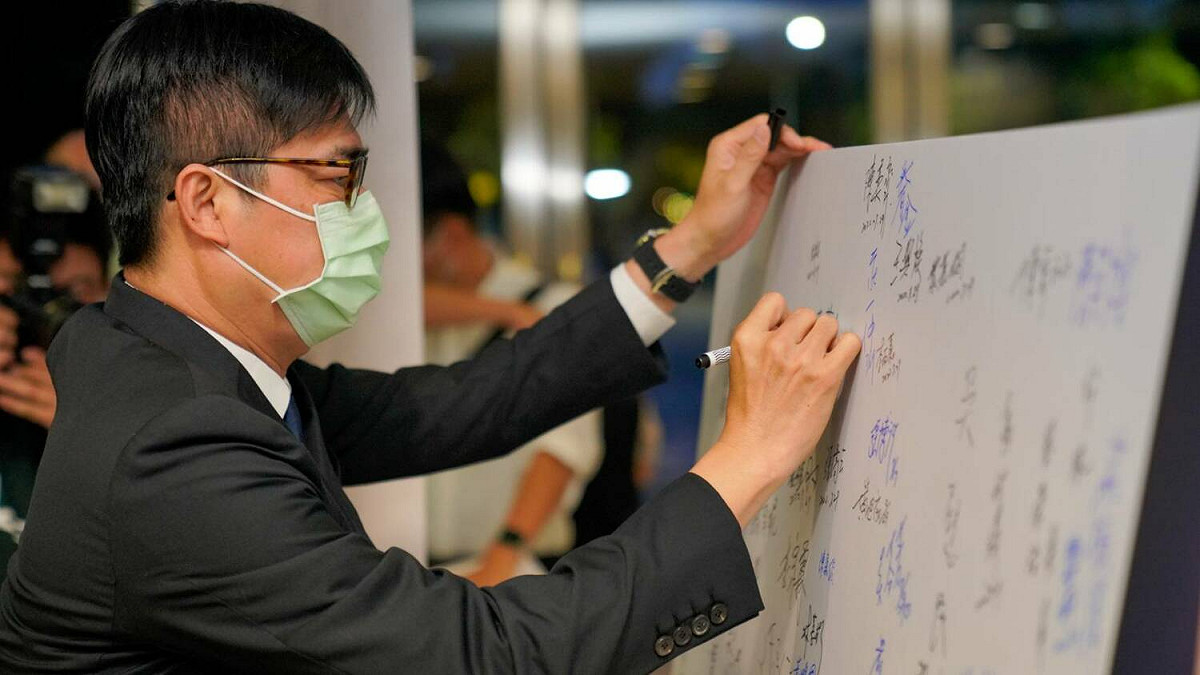 陳其邁在簽名板留言。 圖：台灣基進提供