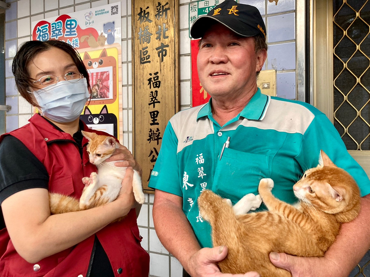 福翠里長陳嘉生及板橋動物之家駐區獸醫徐愛明。 圖：新北市動保處提供
