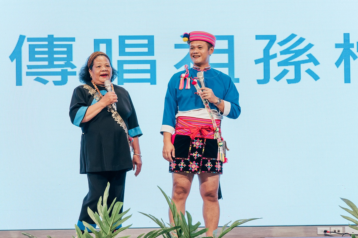 今年原住民族語傳統歌謠比賽團體組冠軍馬當部落祖孫檔帶來優美古調，帶給與會者滿滿的感動。 圖：新北市原民局提供