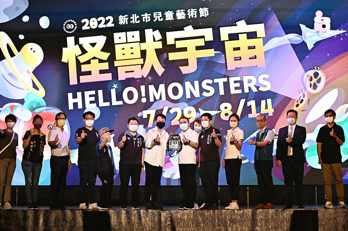 新北市侯友宜市長（左8）出席今(29)日2022新北市兒童藝術節開幕，為舞鈴劇場藝術總監劉樂群（左7）加油集氣，預祝團隊前往愛丁堡演出順利。