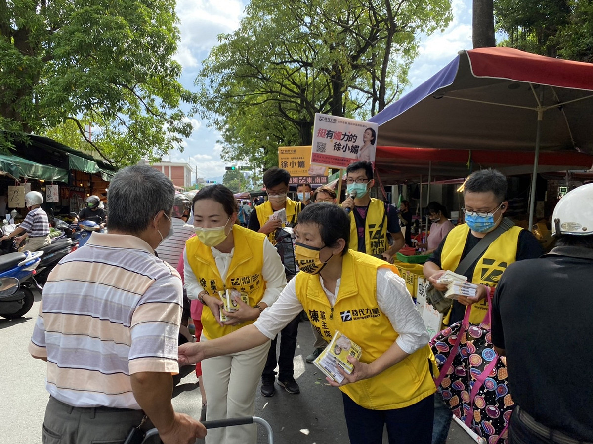 陳椒華率時力市議員參選人上街拜票。 時代力量台中黨部/提供