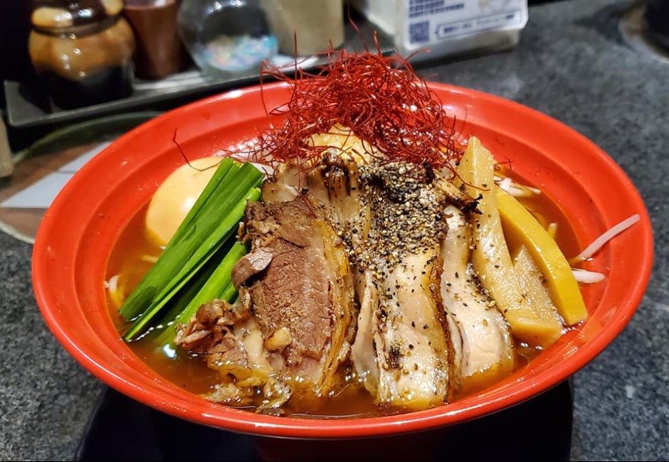 鷹流拉麵老闆近日突然在Twitter上自曝想打員工、撤出台灣，原因曝光後也引發兩派網友熱議。 image source:翻攝Facebook／鷹流【台湾本店】