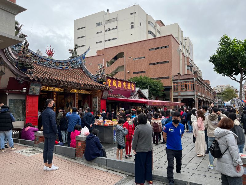 ▲台北的霞海城隍廟經常香火鼎盛，每逢情人節、七夕、中秋更是擠滿人潮。 （圖／記者周淑萍攝）