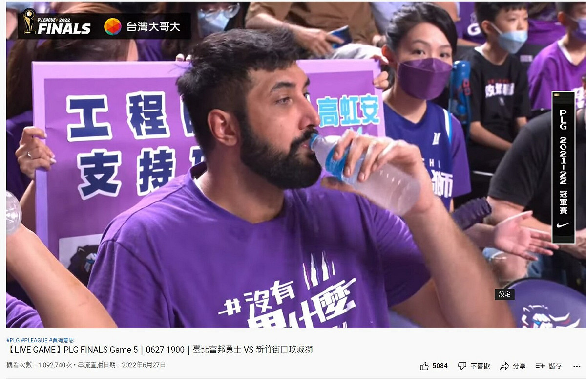 四叉貓表示高虹安不是第一次蹭運動賽事，並附上高虹安在籃球賽拿著寫名字的手舉牌去搖的照片。 圖：翻攝自劉宇（四叉貓）臉書