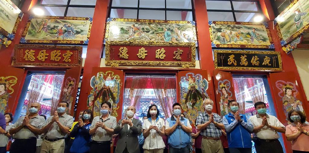 柯志恩(中)在王金平等路竹地方人士陪同下參拜天后宮。 圖：柯志恩競辦提供