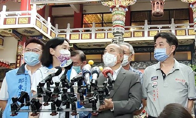 王金平(右二)對柯志恩(左二)有好評。 圖：柯志恩競辦提供