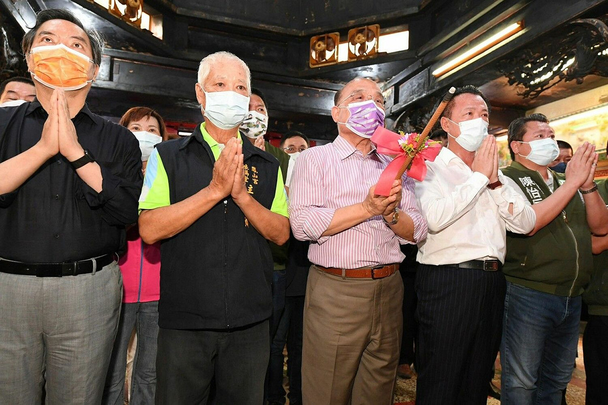 蘇貞昌前往嘉義縣六腳鄉娘媽堂參拜祈福。 圖:行政院提供