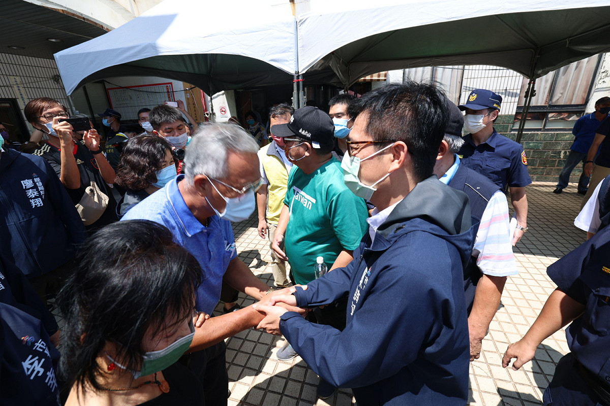 陳其邁(右)向民眾保證會讓大家都滿意為止。 圖：高雄市都發局提供