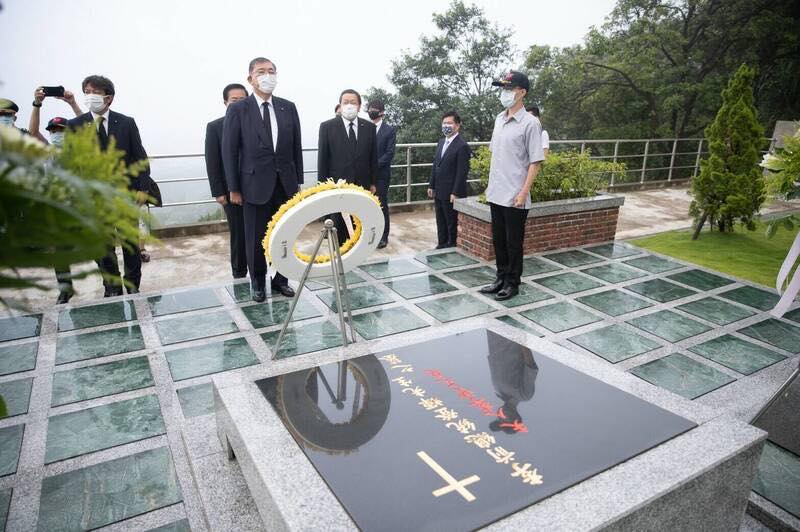 日本前防衛大臣石破茂等日本國會議員，今早至五指山國軍示範公墓特勳區悼唁已故總統李登輝。 圖：翻攝自矢板明夫臉書