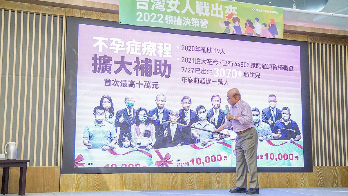行政院長蘇貞昌今天在姊妹大會師活動現場，揮舞招牌撞球桿報告政績。 圖：民進黨嘉義縣黨部/提供