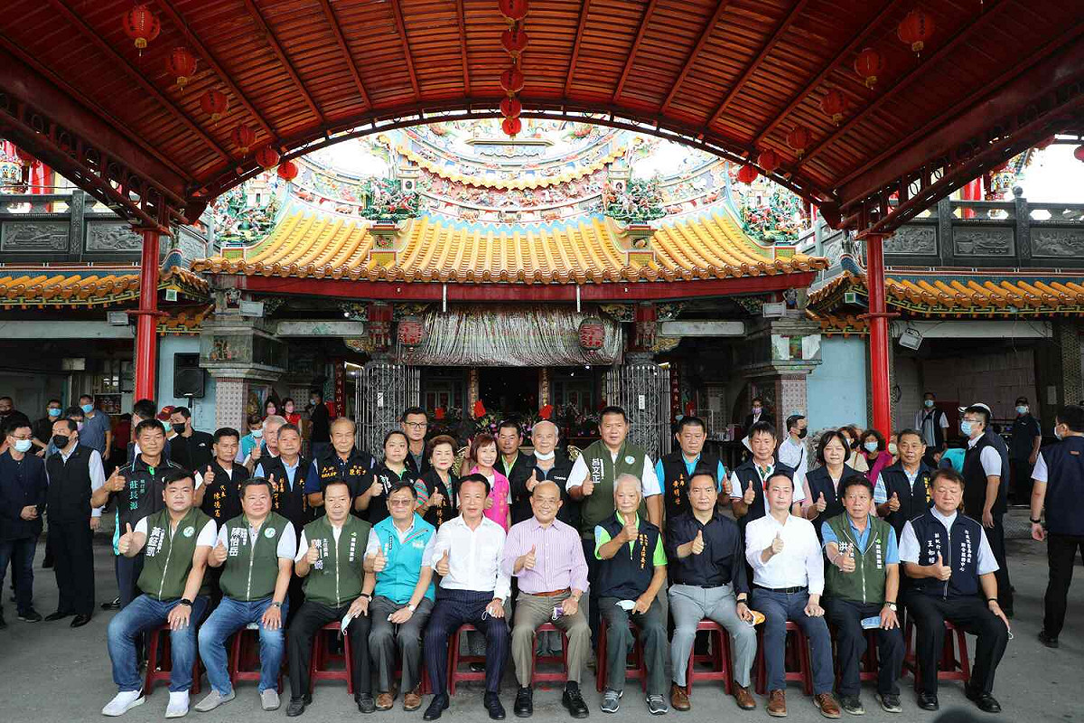 蘇貞昌今天上午到六腳鄉娘媽堂參拜祈福，縣長翁章梁等人陪同。 圖：嘉義縣政府/提供