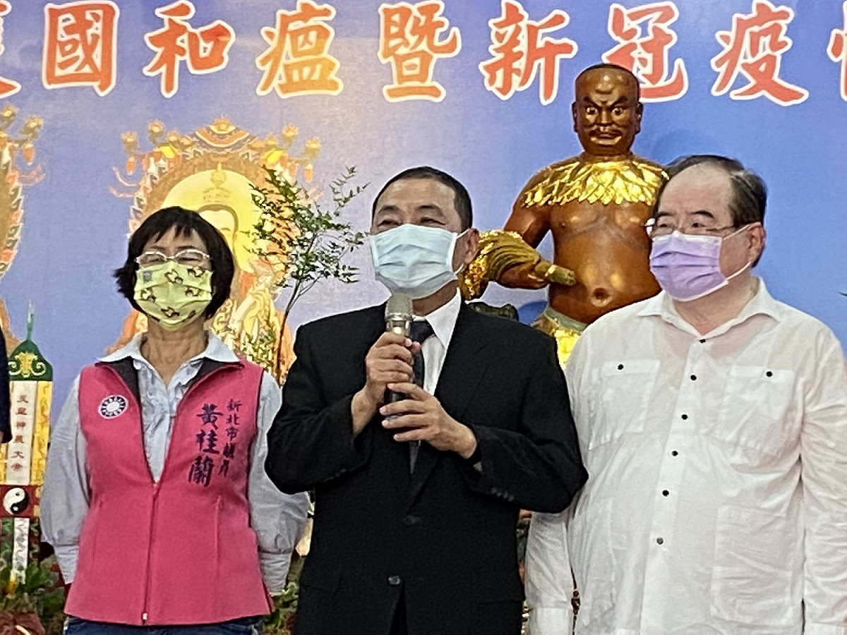 侯友宜到先嗇宮參加「全國宗教界護國和瘟祈福法會暨為新冠肺炎往生者超薦法會」上香祈福；先嗇宮董事長李乾龍（右）陪同。 圖：新北市民政局提供