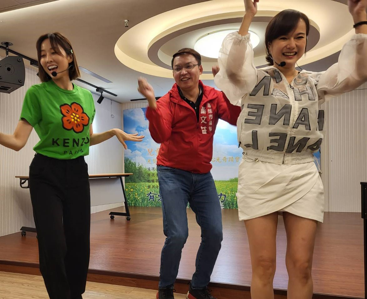 夏語心(左)現場飆舞慶中正首勝。 圖：光覺文教協會提供