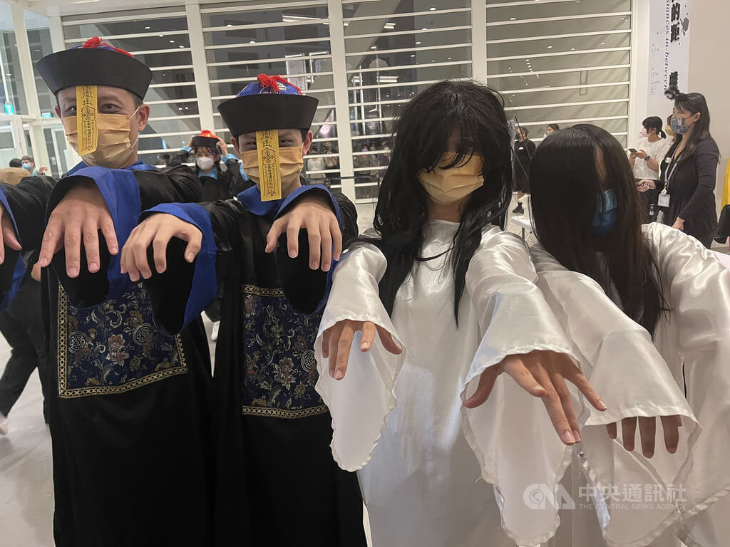 農曆7月為俗稱的鬼月，台南市美術館2館特展「亞洲的地獄與幽魂」持續展出，30日特別安排百鬼漫遊Cosplay午夜專場活動，不少參加者打扮成殭屍和白衣女鬼響應參與。 圖：中央社提供