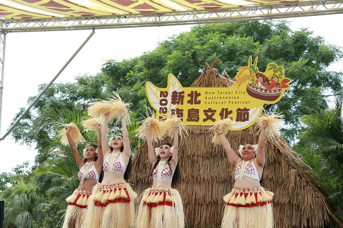 熱情洋溢的大溪地舞蹈表演。